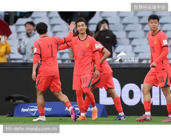 根据FIFA纪律准则，若球员在世界杯的停赛无法当届执行，将顺延至其国家队后续的正式比赛。